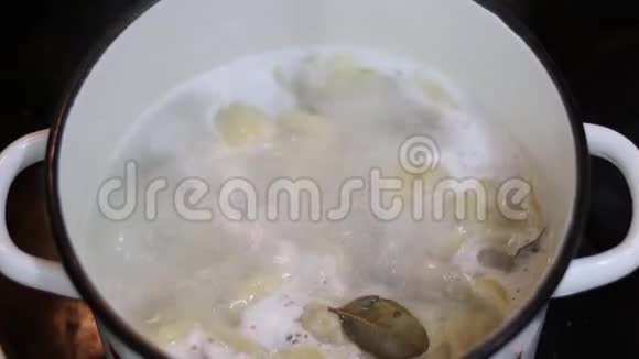 在沸水锅里煮饺子视频的预览图