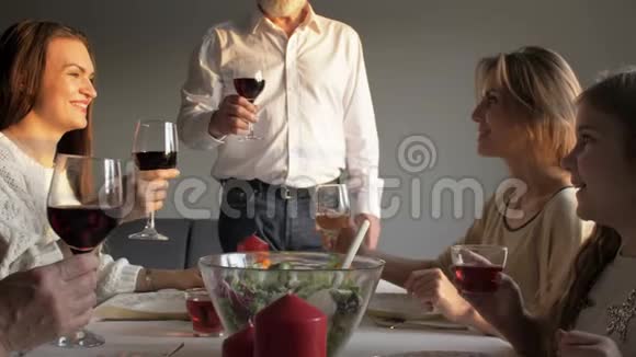 一家人在家吃晚餐喝红酒品尝美食视频的预览图
