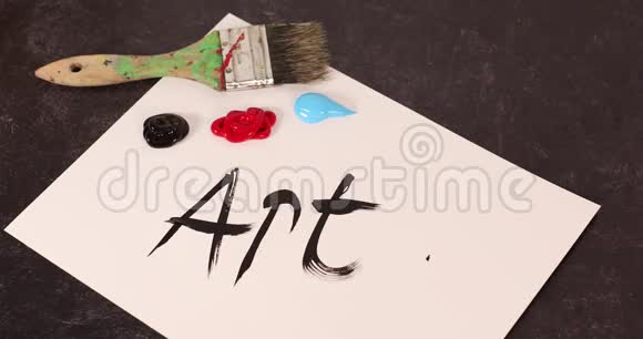 艺术这个词画在白纸上用手拿起画笔画在文字艺术上视频的预览图