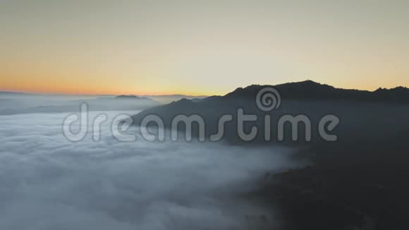 日落时俯瞰覆盖山谷的云层视频的预览图