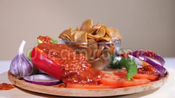 木制盘子上有洋葱胡椒和番茄酱的烤饼干视频的预览图