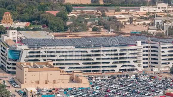 汽车停车场从上面的时间推移空中俯视阿联酋迪拜视频的预览图