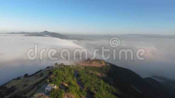 空中拍摄的峡谷顶部和一个房子在道路上的云层与地平线合并视频的预览图
