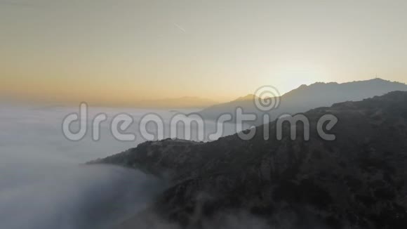 无人机摄像机拍摄峡谷顶部厚厚的云层和一条从飞机上飞过的天空视频的预览图