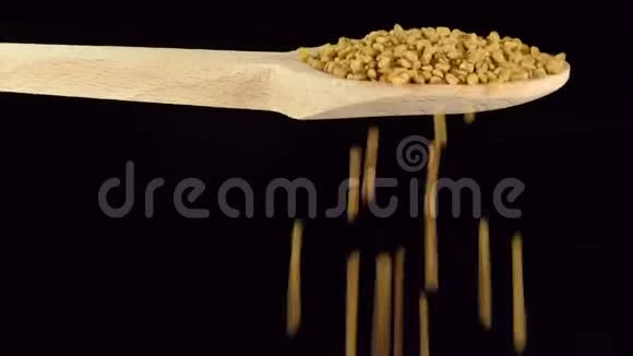 胡芦巴籽一勺香料和食品成分视频的预览图