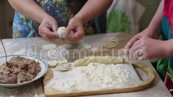 自制饺子包饺子厨房里用碎肉做饺子做自制的饺子视频的预览图
