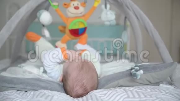 小男孩在玩具垫子上玩耍视频的预览图