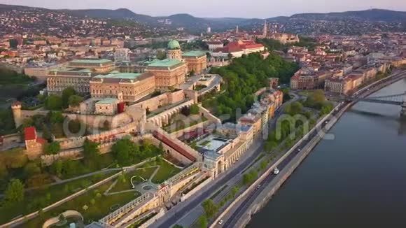 匈牙利布达佩斯黎明时分用传统黄色有轨电车拍摄的布达城堡皇家宫殿4K空中超移时镜头视频的预览图