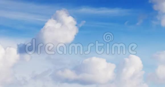 蓬松的积云在天空中快速移动视频的预览图