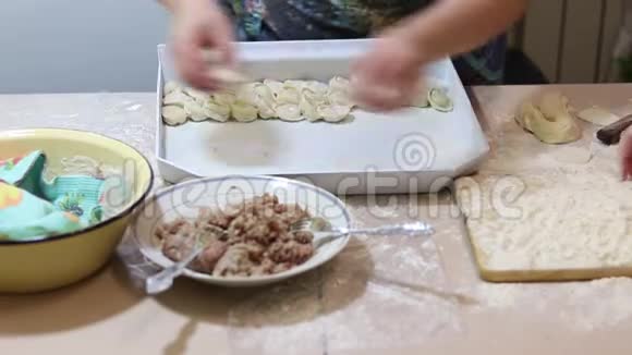 自制肉汤圆包饺子饺子与碎肉雕刻在厨房做饭准备自制的饺子方案视频的预览图