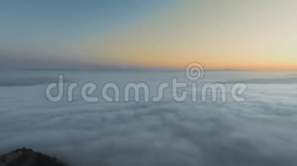 无人机在山峰和日出上空飞过云层视频的预览图