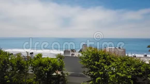 无人机摄像机从海边沙滩上的房子上方升起视频的预览图