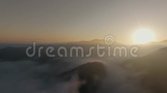 透过云层俯瞰峡谷顶部的日出空中景色视频的预览图