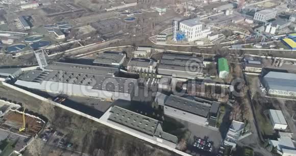 大型的现代灰色工厂从空中视频的预览图