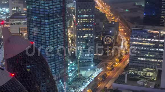 阿联酋迪拜谢赫扎耶德路和DIFC航空夜间时间的天际线视频的预览图