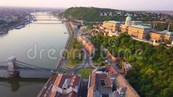 匈牙利布达佩斯日出时著名的多瑙河上的赛切尼链桥的4K空中天际线景观视频的预览图