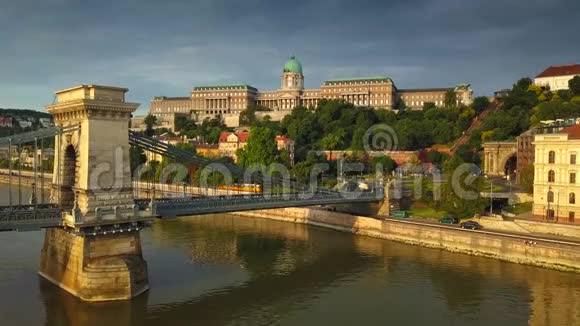 匈牙利布达佩斯日出时与克拉克亚当广场黄色有轨电车和链桥共4K鸟瞰布达城堡皇家宫殿视频的预览图