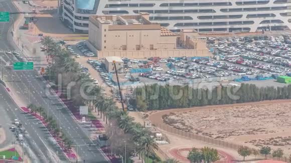 在迪拜阿联酋DIFC夜间延时附近的AlSaada街交叉口交通的天际线视图视频的预览图