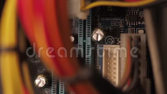 计算机的一部分主板在一个灰尘的系统单元中视频的预览图