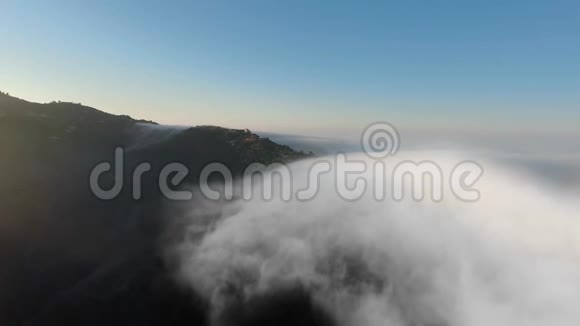 早晨无人机在厚厚的云层下拍摄群山视频的预览图