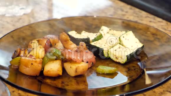 烤土豆和混合蔬菜用玻璃盘子视频的预览图