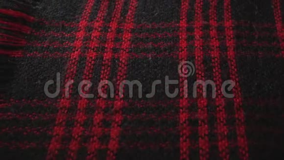相机沿着合成或羊毛的格子红黑色围巾慢慢移动视频的预览图