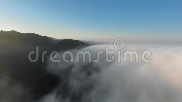 日出时峡谷上空的雾状浓云的鸟瞰图视频的预览图