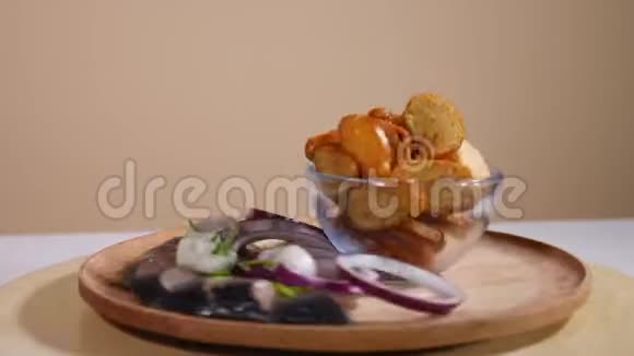 咸鱼和洋葱盘上的烤饼干视频的预览图