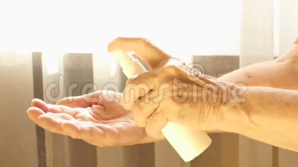 年长的白种人妇女用酒精喷雾清洁双手以帮助保护不受冠状病毒的影响19岁的白种人妇女鼓掌视频的预览图