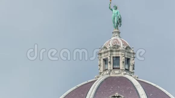 在著名的自然历史博物馆顶部雕塑时间与蓝天在维也纳奥地利视频的预览图