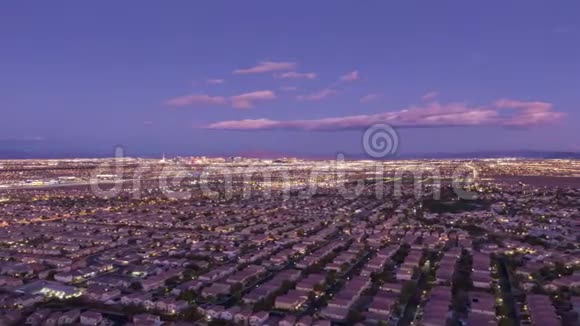 黄昏时分拉斯维加斯的天际线美国内华达州鸟瞰图视频的预览图