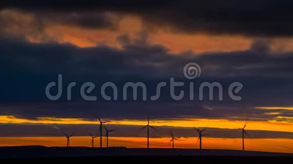 英国西约克郡风力涡轮机前的日出时间视频的预览图