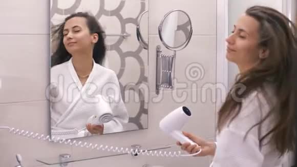 快乐的女人在浴室唱歌视频的预览图