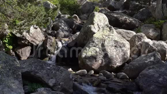 山涧溪水清澈见底流淌在大山石之间视频的预览图