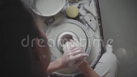 专业陶工制作陶罐工作坊视频的预览图