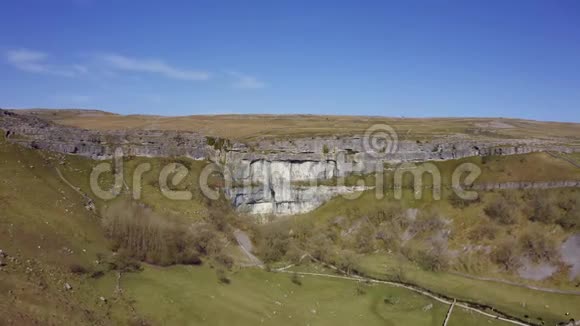英国约克郡大莱斯国家公园石灰石地标MalhamCove的4k无人机镜头视频的预览图