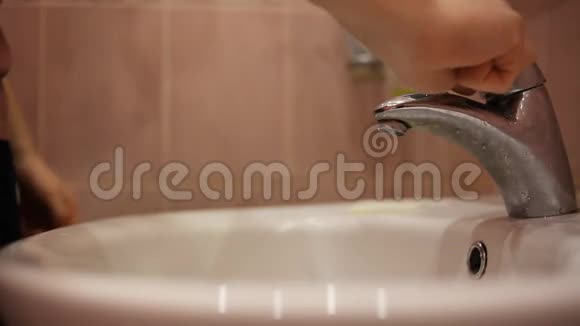 用肥皂和温水洗手防止冠状病毒大流行手卫生与防腐剂和消毒剂视频的预览图