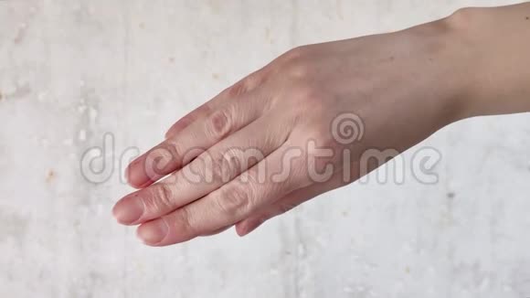 白手握着露出棕鸡蛋特写具体背景指甲不修指甲视频的预览图
