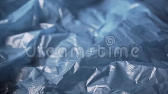 慢锅的一个蓝色塑料垃圾袋概念污染环境与塑料垃圾视频的预览图