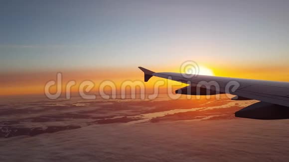 从斯德哥尔摩群岛上空的飞机窗口俯瞰清晨少量的雾状空气飞过机翼视频的预览图