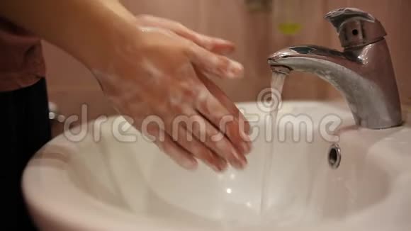 用肥皂和温水洗手防止冠状病毒大流行手卫生与防腐剂和消毒剂视频的预览图