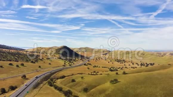 高速公路和威利农场克恩县加州美国鸟瞰图视频的预览图
