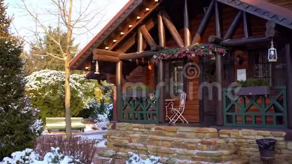 冬天美丽的木屋视频的预览图