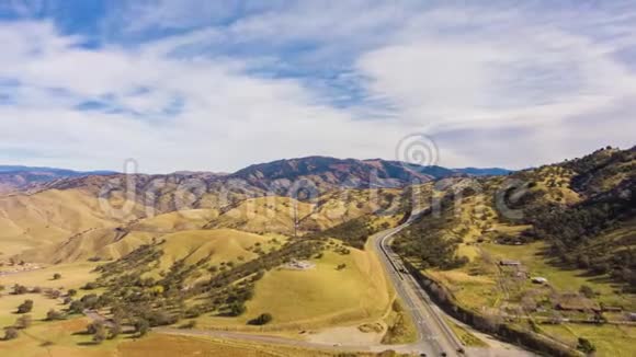公路和丘陵乡村景观克恩县加州美国鸟瞰图视频的预览图