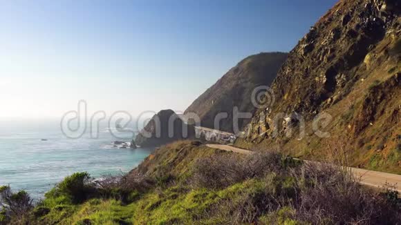 加州海岸大苏尔悬崖和海洋的风景视频的预览图