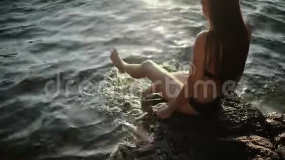 女孩在日落时泼水视频的预览图