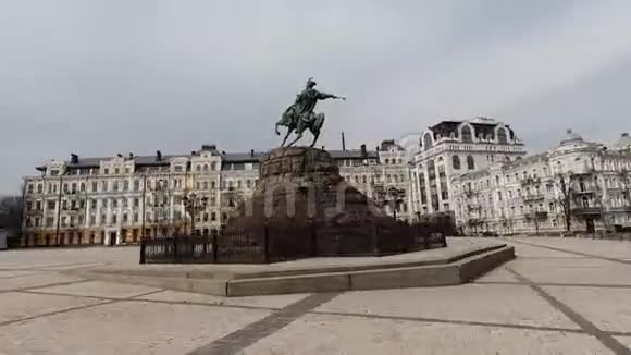 乌克兰基辅圣索菲亚广场博赫丹赫梅尔尼茨基纪念碑视频的预览图