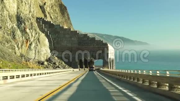 沿加州1号公路行驶大苏尔太平洋海岸视频的预览图