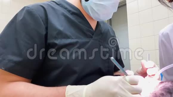 牙医医生做了手术他看到的东西吓坏了视频的预览图