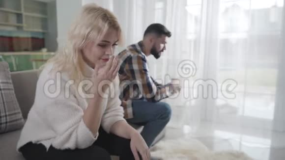 令人不安的高加索夫妇分开坐在沙发上夫妻关系有问题婚姻分手视频的预览图